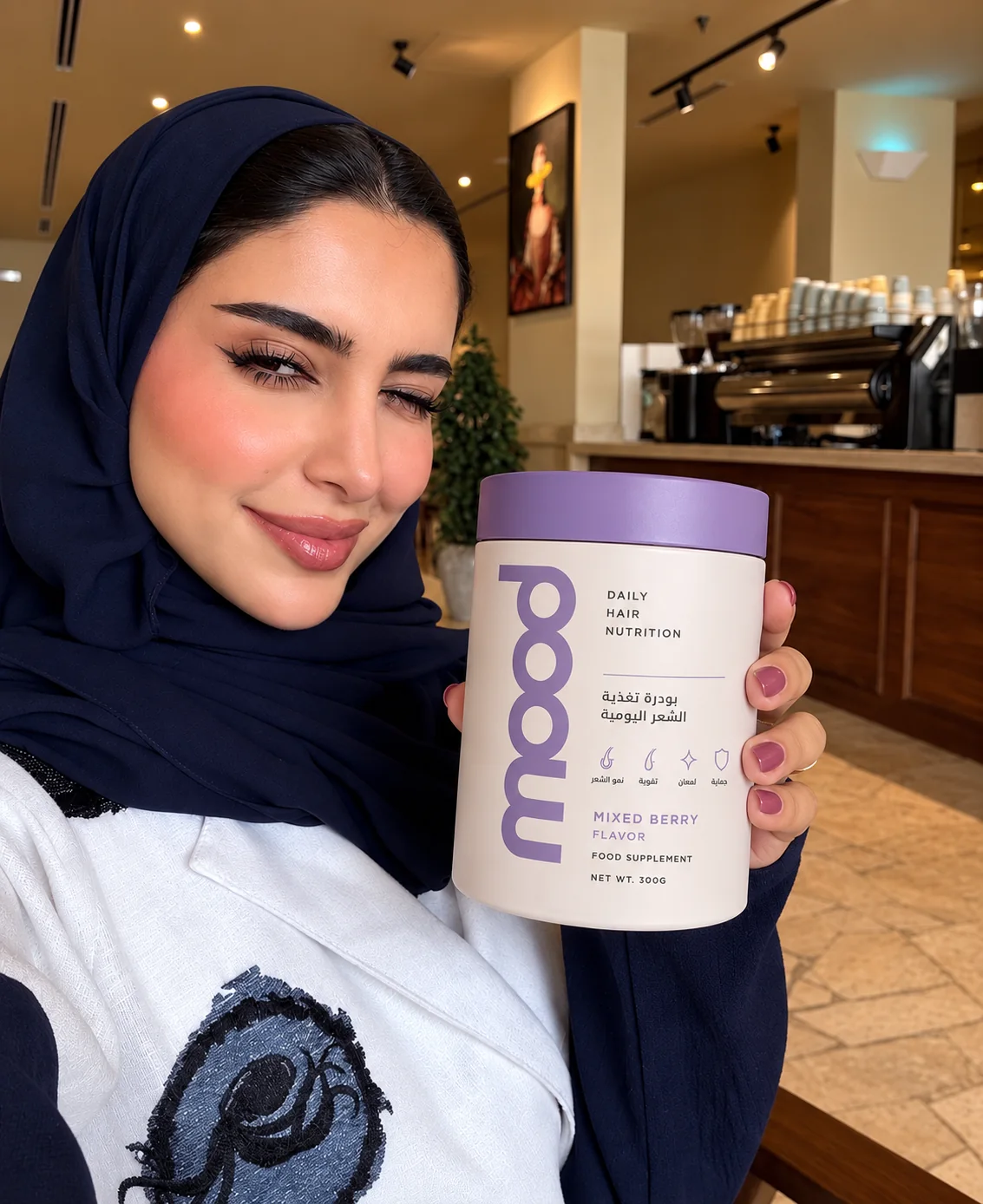 عميلة تحمل منتج العناية بالشعر